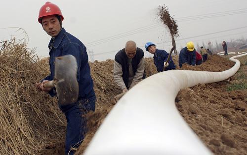 2月22日,河南安陽湯陰縣電業(yè)局員工在韓莊鄉(xiāng)王佐村幫助農(nóng)民群眾挖溝、鋪設(shè)水管抗旱澆麥。 河南省農(nóng)業(yè)廳統(tǒng)計數(shù)據(jù)顯示,2月份以來河南省麥田抗旱澆水面積達2382萬畝,占受旱面積的60%左右。 新華社發(fā)(張慶軍 攝)