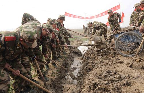 2月23日,武警淮南市支隊官兵在安徽省淮南市潘集區(qū)平圩鎮(zhèn)平圩村開挖灌溉渠道。 當(dāng)日,武警安徽省淮南市支隊200名官兵組成清淤突擊隊來到淮南市潘集區(qū)平圩鎮(zhèn)平圩村,清除麥田灌溉渠內(nèi)的淤泥雜草,開挖渠道,幫助當(dāng)?shù)剞r(nóng)民引水抗旱保麥苗。 新華社發(fā)(廖福安 攝)