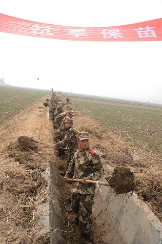 2月23日,武警淮南市支隊官兵在安徽省淮南市潘集區(qū)平圩鎮(zhèn)平圩村灌溉渠清除淤泥。 當(dāng)日,武警安徽省淮南市支隊200名官兵組成清淤突擊隊來到淮南市潘集區(qū)平圩鎮(zhèn)平圩村,清除麥田灌溉渠內(nèi)的淤泥雜草,開挖渠道,幫助當(dāng)?shù)剞r(nóng)民引水抗旱保麥苗。 新華社發(fā)(廖福安 攝)