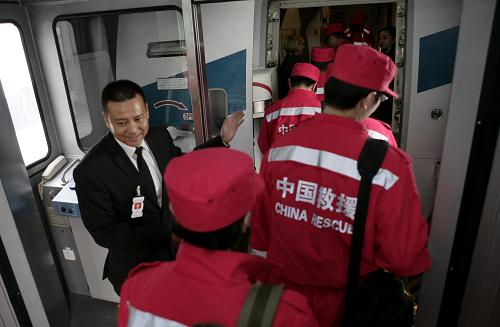 中國派搜救小組前往新西蘭參加震后搜救工作 2月24日,我國首批派遣至新西蘭的救援隊員在北京首都國際機場登機。 當(dāng)日,我國首批派遣至新西蘭的救援隊由北京首都國際機場啟程,乘新西蘭航空公司航班趕赴新西蘭。救援隊由一名地震專家、兩名力學(xué)專家及七名救援隊員組成,攜帶生命雷達和生命探測儀等輕型救援設(shè)備。 新華社發(fā)(荊雷 攝)