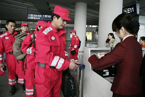 2月24日,我國首批派遣至新西蘭的救援隊員在北京首都國際機場檢票登機。 當(dāng)日,我國首批派遣至新西蘭的救援隊由北京首都國際機場啟程,乘新西蘭航空公司航班趕赴新西蘭。救援隊由一名地震專家、兩名力學(xué)專家及七名救援隊員組成,攜帶生命雷達和生命探測儀等輕型救援設(shè)備。 新華社發(fā)(荊雷 攝)
