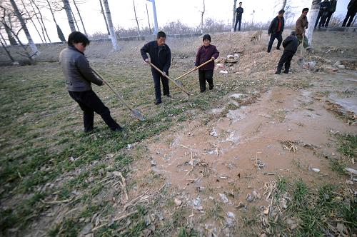 2月23日,山西省運城市芮城縣董壁村的村民們在利用黃河水灌溉麥地。 在應對今冬旱情過程中,山西省南部引黃工程起到了顯著作用。引黃工程灌區(qū)不僅水量充足,而且每立方米的價格僅為0.3元,遠低于機井水的每立方米1.5至2元,在給旱區(qū)農民送來“及時水”的同時,也大大提升了他們的灌溉積極性。 新華社記者 范敏達 攝