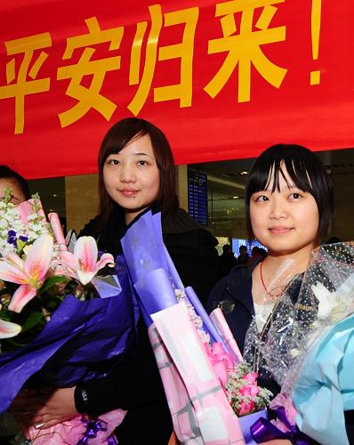 2月25日,回到武漢的楊偉娟(右)和李蒙抵達(dá)武漢天河機(jī)場(chǎng)。 2月25日,首批乘坐我國包機(jī)從利比亞撤離的武漢籍人員回北京后,轉(zhuǎn)機(jī)抵達(dá)武漢,此次回漢的包括兩名供職于新八建設(shè)集團(tuán)有限公司的女翻譯,以及兩名長江設(shè)計(jì)院長江巖土工程總公司派出的工作人員家屬。據(jù)悉,25日凌晨中國政府派出的首架撤離我在利比亞人員民航包機(jī)中,有37名湖北籍人員。 新華社記者 程敏 攝