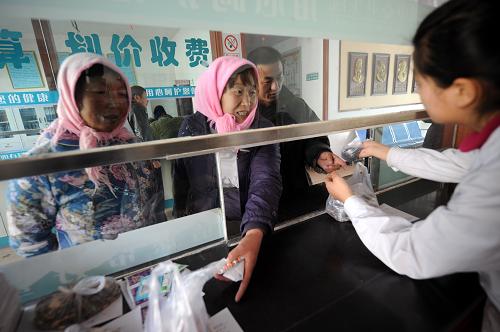 3月14日,患者在涼州區(qū)羊下壩鎮(zhèn)衛(wèi)生院抓中藥。 甘肅武威市涼州區(qū)在醫(yī)療衛(wèi)生體制改革中,結(jié)合當(dāng)?shù)亟?jīng)濟(jì)基礎(chǔ)相對(duì)薄弱、中醫(yī)藥文化歷史悠久、中醫(yī)工作基礎(chǔ)扎實(shí)的特點(diǎn),探索“中醫(yī)特色”的醫(yī)改之路。目前,涼州區(qū)各綜合醫(yī)院、鄉(xiāng)鎮(zhèn)衛(wèi)生院、社區(qū)醫(yī)院都設(shè)立了“中醫(yī)館”,有1200多名中醫(yī)藥人才工作在各級(jí)醫(yī)療機(jī)構(gòu),其中村級(jí)中醫(yī)藥人員達(dá)到486人。涼州區(qū)還提高了群眾看中醫(yī)的新農(nóng)合報(bào)銷比例,在社區(qū)醫(yī)院和鄉(xiāng)鎮(zhèn)衛(wèi)生院,這一比例達(dá)到90%以上。同時(shí),常見病和多發(fā)病患者采用中醫(yī)治療還可以享受減免費(fèi)用的政策,2010年共有130萬人次享受到了這種優(yōu)惠政策,減免費(fèi)用近1000萬元。 由于中醫(yī)技術(shù)簡(jiǎn)便,中藥材價(jià)格低廉,“中醫(yī)特色”的醫(yī)療體系減輕了群眾負(fù)擔(dān),中醫(yī)藥治療在涼州區(qū)受到群眾的歡迎,草藥、針灸、推拿、艾灸等中醫(yī)藥治療方式開始成為當(dāng)?shù)厝罕娋歪t(yī)的主要選擇。 新華社記者 聶建江 攝