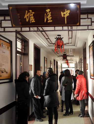 3月14日,患者在涼州區(qū)涼州醫(yī)院中醫(yī)館等待就診。 甘肅武威市涼州區(qū)在醫(yī)療衛(wèi)生體制改革中,結(jié)合當(dāng)?shù)亟?jīng)濟(jì)基礎(chǔ)相對(duì)薄弱、中醫(yī)藥文化歷史悠久、中醫(yī)工作基礎(chǔ)扎實(shí)的特點(diǎn),探索“中醫(yī)特色”的醫(yī)改之路。目前,涼州區(qū)各綜合醫(yī)院、鄉(xiāng)鎮(zhèn)衛(wèi)生院、社區(qū)醫(yī)院都設(shè)立了“中醫(yī)館”,有1200多名中醫(yī)藥人才工作在各級(jí)醫(yī)療機(jī)構(gòu),其中村級(jí)中醫(yī)藥人員達(dá)到486人。涼州區(qū)還提高了群眾看中醫(yī)的新農(nóng)合報(bào)銷比例,在社區(qū)醫(yī)院和鄉(xiāng)鎮(zhèn)衛(wèi)生院,這一比例達(dá)到90%以上。同時(shí),常見病和多發(fā)病患者采用中醫(yī)治療還可以享受減免費(fèi)用的政策,2010年共有130萬人次享受到了這種優(yōu)惠政策,減免費(fèi)用近1000萬元。 由于中醫(yī)技術(shù)簡(jiǎn)便,中藥材價(jià)格低廉,“中醫(yī)特色”的醫(yī)療體系減輕了群眾負(fù)擔(dān),中醫(yī)藥治療在涼州區(qū)受到群眾的歡迎,草藥、針灸、推拿、艾灸等中醫(yī)藥治療方式開始成為當(dāng)?shù)厝罕娋歪t(yī)的主要選擇。 新華社記者 聶建江 攝