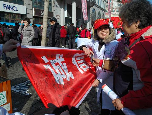 3月15日,一位冰城市民(右)在消費(fèi)者維權(quán)條幅上簽名。 當(dāng)日,哈爾濱舉行“3·15”國際消費(fèi)者權(quán)益日宣傳咨詢活動,黑龍江省、哈爾濱市及各區(qū)工商系統(tǒng)和消協(xié)等部門在街頭設(shè)立5個會場、8個服務(wù)區(qū),現(xiàn)場接受市民的咨詢與投訴。 新華社記者 強(qiáng)勇 攝