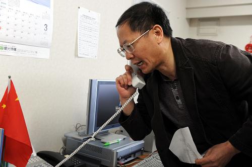 中國(guó)駐札幌總領(lǐng)事館全力組織中國(guó)公民轉(zhuǎn)移工作 3月18日,中國(guó)駐札幌總領(lǐng)事館領(lǐng)事劉志堅(jiān)在接聽(tīng)熱線電話。 日本大地震發(fā)生后,負(fù)責(zé)日本一道(北海道)三縣(巖手、青森、秋田)的中國(guó)駐札幌總領(lǐng)事館立即啟動(dòng)應(yīng)急機(jī)制,除日常領(lǐng)事業(yè)務(wù)外,派出前方工作組到重災(zāi)區(qū)巖手縣慰問(wèn)、搜尋中國(guó)公民,后方24小時(shí)開(kāi)通熱線,收集、發(fā)布中國(guó)公民平安信息,全力投入所轄的中國(guó)公民在日本的轉(zhuǎn)移工作。 新華社記者宋振平攝