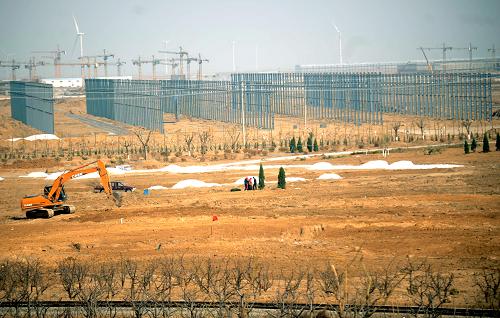 圖為投資2000萬元、占地12萬平方米的濱海植物園正在緊張施工中(3月17日攝)。它的建成將為藍色經(jīng)濟帶的發(fā)展提供良好的生態(tài)環(huán)境。 聞名全國的蔬菜生產(chǎn)、集散基地山東壽光市緊緊抓住山東半島藍色經(jīng)濟區(qū)建設(shè)正式上升為國家戰(zhàn)略的契機,利用豐富的海洋資源和沿海灘涂工礦用地資源,積極開發(fā)北部沿海灘涂,著力打造藍色濱海經(jīng)濟帶。目前,一大批“新興、高效、節(jié)能、環(huán)保”的新項目紛紛落地,其中投資過億元的項目20余個、投資過10億元的項目10個已全面開工建設(shè),成為該市經(jīng)濟健康發(fā)展新的增長極。 新華社記者 李曉果 攝