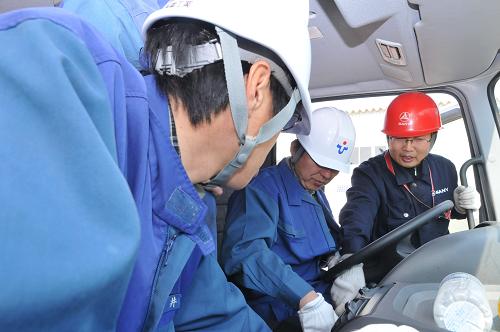 三一重工泵車抵達(dá)日本福島第一核電站指揮中心 3月26日,中國三一重工股份有限公司工程師(右一)在日本千葉縣培訓(xùn)場對東京電力公司操作人員進(jìn)行培訓(xùn)。 日本福島第一核電站發(fā)生核泄漏事故后,中國三一重工股份有限公司通過中、日紅十字會向日本東京電力公司捐贈一臺62米混凝土泵車,用于福島核電站搶險。泵車于3月24日上午到達(dá)日本大阪港,三一重工派遣的三名工程師對設(shè)備進(jìn)行檢查、確認(rèn)設(shè)備完好后,在警車護(hù)送下前往千葉縣培訓(xùn)場,并于當(dāng)天深夜到達(dá)。3月25日、3月26日,三一重工工程師對東京電力操作人員進(jìn)行操作培訓(xùn),并進(jìn)行模擬打水測試。泵車于3月27日上午離開千葉訓(xùn)練場,13點45分到達(dá)福島核電站指揮中心。 新華社發(fā)
