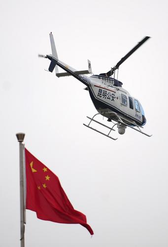 3月28日,警用直升機開始正式巡航。 3月28日,昆明公安警用直升機正式啟用。據介紹,投入使用的直升飛機有2架,采用租賃模式運行。昆明警方將有計劃、分步驟地開展警用航空和相關裝備工作建設,使之用于執(zhí)行打擊嚴重刑事犯罪、應急處突、搶險救災等警務工作,以逐步形成立體式的治安巡邏布局。 新華社記者秦晴攝