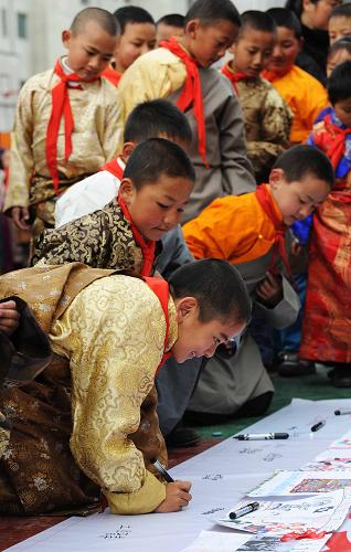3月28日,小學(xué)生在手抄報(bào)長(zhǎng)幅上簽名。 當(dāng)日,拉薩市城關(guān)區(qū)第二小學(xué)組織開(kāi)展形式多樣的少先隊(duì)主題隊(duì)會(huì)活動(dòng),紀(jì)念“西藏百萬(wàn)農(nóng)奴解放紀(jì)念日”。 新華社記者陶希夷攝