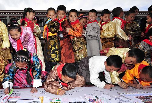 3月28日,小學(xué)生在手抄報(bào)長(zhǎng)幅上簽名。 當(dāng)日,拉薩市城關(guān)區(qū)第二小學(xué)組織開(kāi)展形式多樣的少先隊(duì)主題隊(duì)會(huì)活動(dòng),紀(jì)念“西藏百萬(wàn)農(nóng)奴解放紀(jì)念日”。 新華社記者陶希夷攝