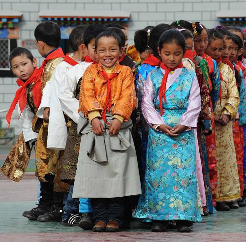 3月28日,拉薩市城關(guān)區(qū)第二小學(xué)的學(xué)生們參加主題隊(duì)會(huì)活動(dòng)。 當(dāng)日,拉薩市城關(guān)區(qū)第二小學(xué)組織開(kāi)展形式多樣的少先隊(duì)主題隊(duì)會(huì)活動(dòng),紀(jì)念“西藏百萬(wàn)農(nóng)奴解放紀(jì)念日”。 新華社記者陶希夷攝
