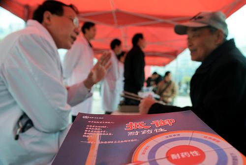 2011世界衛(wèi)生日:抵御耐藥性 4月7日,在合肥市市府廣場(chǎng),一位醫(yī)生向前來(lái)咨詢的市民講解抗菌素耐藥性的危害。 當(dāng)日是世界衛(wèi)生日,安徽省合肥市在該市廣場(chǎng)等處組織宣傳2011年世界衛(wèi)生日主題——“控制抗菌素耐藥性:今天不采取行動(dòng),明天就無(wú)藥可用”,提醒市民關(guān)注抗菌素耐藥性的危害。 新華社記者 郭晨 攝