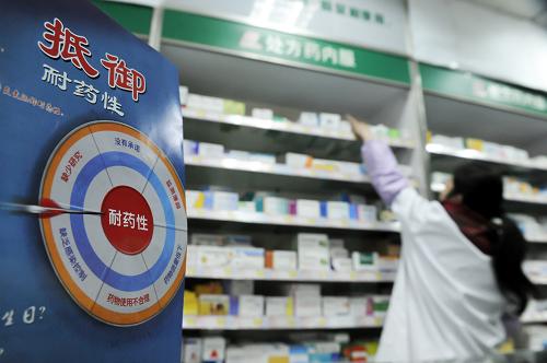 4月7日,在合肥市一家藥店的抗生素藥柜臺(tái)前,一位店員在整理藥物。 當(dāng)日是世界衛(wèi)生日,安徽省合肥市在該市廣場(chǎng)等處組織宣傳2011年世界衛(wèi)生日主題——“控制抗菌素耐藥性:今天不采取行動(dòng),明天就無(wú)藥可用”,提醒市民關(guān)注抗菌素耐藥性的危害。 新華社記者 郭晨 攝