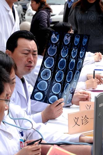 4月7日,一位參加義診的醫(yī)生正在研究患者的X光片。 當(dāng)日是世界衛(wèi)生日,今年的主題是“控制抗菌素耐藥性:今天不采取行動(dòng),明天就無(wú)藥可用”。山西省衛(wèi)生廳組織全省所有二級(jí)以上醫(yī)院共2000多名醫(yī)務(wù)人員開(kāi)展各種控制抗菌素耐藥性的宣傳、咨詢和義診,提高用藥水平,保障公眾健康。 新華社記者 范敏達(dá) 攝