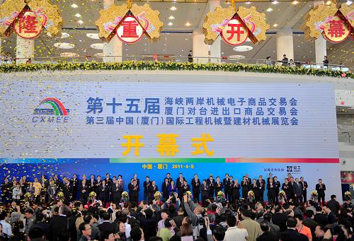 第15屆臺(tái)交會(huì)在廈門(mén)開(kāi)幕 4月8日,第15屆海峽兩岸機(jī)械電子商品交易會(huì)暨廈門(mén)對(duì)臺(tái)進(jìn)出口商品交易會(huì)(簡(jiǎn)稱“臺(tái)交會(huì)”)在廈門(mén)開(kāi)幕。突出對(duì)臺(tái)特色的臺(tái)交會(huì),已成為兩岸機(jī)電行業(yè)交流合作的重要平臺(tái)。本屆臺(tái)交會(huì)設(shè)機(jī)床設(shè)備、工程機(jī)械、儀器儀表暨工控、工模具泵閥及材料、節(jié)能照明等專(zhuān)業(yè)展區(qū),共設(shè)展位3250個(gè),參展企業(yè)共936家,其中臺(tái)灣和臺(tái)資企業(yè)248家,展位數(shù)439個(gè)。本屆臺(tái)交會(huì)將持續(xù)舉辦4天時(shí)間。 新華社記者 魏培全 攝
