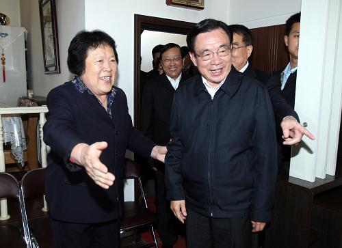 賀國強(qiáng)在遼寧考察 這是4月16日,賀國強(qiáng)專程看望被譽(yù)為“毛主席的好工人”的全國勞動(dòng)模范尉鳳英。 4月13日至17日,中共中央政治局常委、中央紀(jì)委書記賀國強(qiáng)先后到遼寧大連、營口、盤錦和沈陽等地調(diào)研。 新華社記者姚大偉攝