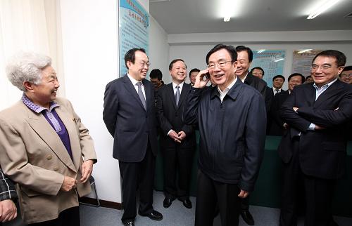 這是4月13日,賀國強(qiáng)在大連市西崗區(qū)日新街道了解開展黨務(wù)公開的情況。居民丁嘉龍告訴賀國強(qiáng)說,她所在社區(qū)的黨支部給每個(gè)居民都發(fā)放了“便民聯(lián)系卡”,24小時(shí)為群眾提供服務(wù)。賀國強(qiáng)當(dāng)即請(qǐng)她撥通社區(qū)黨支部書記李娜的手機(jī),并與其親切交談。 4月13日至17日,中共中央政治局常委、中央紀(jì)委書記賀國強(qiáng)先后到遼寧大連、營口、盤錦和沈陽等地調(diào)研。 新華社記者姚大偉攝