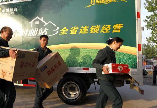 河南郵政打造“三農(nóng)”服務(wù)體系 河南新鄭市郵局的工作人員為新鄭市龍王鄉(xiāng)霹靂店村“村郵站”配送農(nóng)資和生活消費(fèi)品(4月19日攝)。 河南郵政近年來(lái)在全省范圍內(nèi)全力打造農(nóng)村郵政“三農(nóng)”服務(wù)體系,發(fā)揮自身網(wǎng)絡(luò)優(yōu)勢(shì),為農(nóng)民提供質(zhì)優(yōu)價(jià)廉的農(nóng)資產(chǎn)品和種植技術(shù)指導(dǎo)服務(wù),并在全省建立了近兩萬(wàn)個(gè)“村郵站”,提供郵件收寄、報(bào)刊訂閱、代收代付、農(nóng)資和生活消費(fèi)品配送等服務(wù),為農(nóng)民生活提供便利。 新華社記者 李曉斌 攝