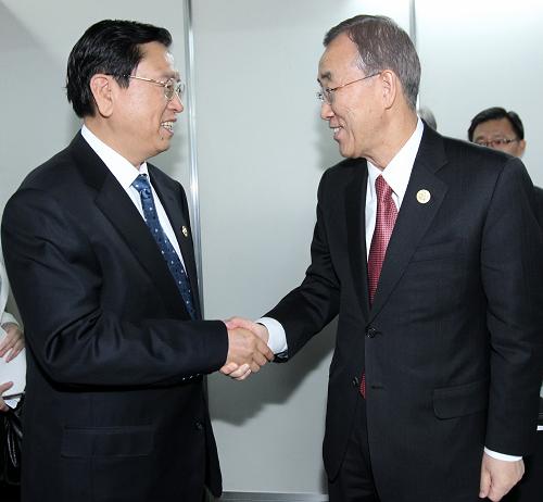 4月19日,在烏克蘭首都基輔,胡錦濤主席代表、中國國務(wù)院副總理張德江(左)在出席“安全與創(chuàng)新利用核能”峰會(huì)期間會(huì)見聯(lián)合國秘書長潘基文。 新華社記者魯金博攝