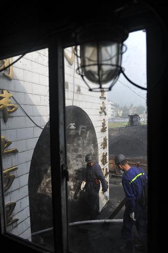 貴州盤縣煤礦透水事故已致2人死亡 仍有6人下落不明 4月26日,救援人員正在進入事故礦井。 經(jīng)過30多個小時的奮力搶險,貴州盤縣小凹子煤礦透水事故目前已發(fā)現(xiàn)兩名遇難者遺體,井下仍有6人下落不明。 4月24日晚,貴州盤縣小凹子煤礦發(fā)生透水事故,有37人成功升井,8人被困井下。 新華社記者 歐東衢 攝