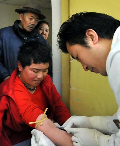 西藏最早的人民醫(yī)院硬件升級(jí)到位 4月27日,患者在檢驗(yàn)科抽血化驗(yàn)。 1952年建院的西藏昌都地區(qū)人民醫(yī)院,是西藏自治區(qū)歷史上第一所人民醫(yī)院。目前,在各級(jí)有關(guān)部門的支持幫助下,這所近60歲的醫(yī)院完成了對(duì)陳舊醫(yī)療設(shè)備的全面更新,引進(jìn)了新型彩色B超、全自動(dòng)生化分析儀、顯微手術(shù)鏡等先進(jìn)診療設(shè)備,同時(shí)建立了遠(yuǎn)程會(huì)診培訓(xùn)中心及電子閱覽室等信息化平臺(tái),醫(yī)院硬件全面升級(jí)到位。 新華社記者 陳海寧攝