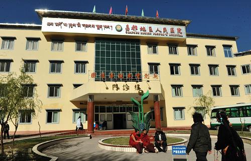 昌都地區(qū)人民醫(yī)院外景(4月27日攝)。 1952年建院的西藏昌都地區(qū)人民醫(yī)院,是西藏自治區(qū)歷史上第一所人民醫(yī)院。目前,在各級(jí)有關(guān)部門的支持幫助下,這所近60歲的醫(yī)院完成了對(duì)陳舊醫(yī)療設(shè)備的全面更新,引進(jìn)了新型彩色B超、全自動(dòng)生化分析儀、顯微手術(shù)鏡等先進(jìn)診療設(shè)備,同時(shí)建立了遠(yuǎn)程會(huì)診培訓(xùn)中心及電子閱覽室等信息化平臺(tái),醫(yī)院硬件全面升級(jí)到位。 新華社記者 陳海寧攝