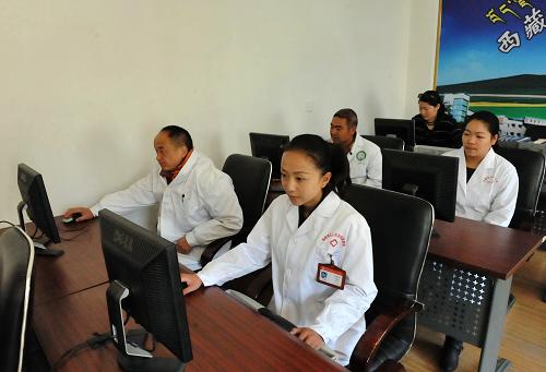 4月27日,醫(yī)務(wù)人員在電子閱覽室查閱。 1952年建院的西藏昌都地區(qū)人民醫(yī)院,是西藏自治區(qū)歷史上第一所人民醫(yī)院。目前,在各級(jí)有關(guān)部門的支持幫助下,這所近60歲的醫(yī)院完成了對(duì)陳舊醫(yī)療設(shè)備的全面更新,引進(jìn)了新型彩色B超、全自動(dòng)生化分析儀、顯微手術(shù)鏡等先進(jìn)診療設(shè)備,同時(shí)建立了遠(yuǎn)程會(huì)診培訓(xùn)中心及電子閱覽室等信息化平臺(tái),醫(yī)院硬件全面升級(jí)到位。 新華社記者 陳海寧攝