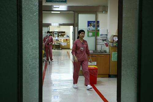 4月28日,工作人員在臺(tái)灣嘉義市圣馬爾定醫(yī)院的加護(hù)病房?jī)?nèi)忙碌。 當(dāng)日,在阿里山火車(chē)事故中受傷的大多數(shù)乘客已出院,目前留在圣馬爾定醫(yī)院接受治療的還有16人,其中兩名重傷員仍在加護(hù)病房中接受治療。 臺(tái)灣阿里山27日中午發(fā)生小火車(chē)翻車(chē)事故,截至當(dāng)天晚間11時(shí),事故已造成5名大陸游客罹難,百余名大陸游客不同程度受傷。 新華社記者龔兵攝
