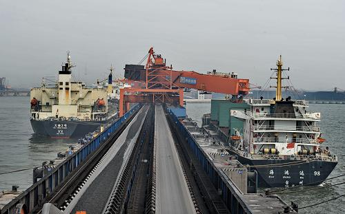 秦皇島港全力保障電煤南運(yùn) 5月17日,幾艘貨輪靠泊在秦皇島港煤炭碼頭裝運(yùn)煤炭。 進(jìn)入5月份以來,由于國(guó)際煤炭?jī)r(jià)格上漲、進(jìn)口煤數(shù)量下降,南方地區(qū)天氣干旱等因素,電煤需求加大。秦皇島港積極發(fā)揮北煤南運(yùn)主樞紐港作用,努力挖潛提效,最大限度提高煤炭卸車、裝船效率。據(jù)介紹,目前秦皇島港日均卸車量達(dá)到9597車,其中5月5日創(chuàng)下了10707車的港口煤炭卸車最高紀(jì)錄;日均裝船73萬噸,為長(zhǎng)三角等地有效應(yīng)對(duì)電荒提供了保障。 新華社記者 楊世堯 攝
