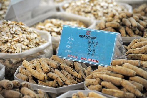 七成中藥材4月價(jià)格同比上漲 5月17日,在安徽省亳州市中藥材交易中心,中藥材經(jīng)銷商在漲幅過大的中藥材標(biāo)價(jià)牌上打上了“議價(jià)”字樣。 中國中藥協(xié)會(huì)中藥材信息中心官方網(wǎng)站日前發(fā)布的《2011年4月市場價(jià)格同去年同期比較監(jiān)測報(bào)告》顯示,在所監(jiān)測的包括中藥材常用的大宗品種在內(nèi)的537個(gè)藥材品種中,與去年同期價(jià)格相比,升價(jià)品種有399個(gè),占總量約74%;降價(jià)品種100個(gè),占總量約19%;平價(jià)品種38個(gè),占總量約7%。 新華社發(fā)(張延林 攝)