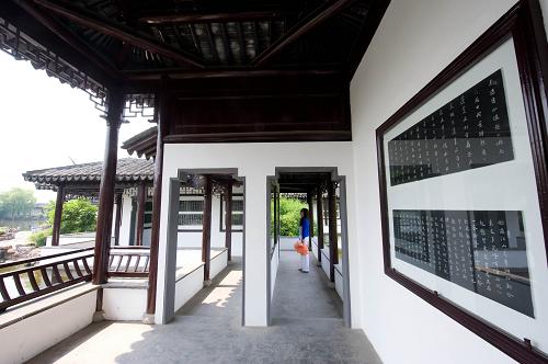 “中國旅游日”探訪徐霞客故居 5月18日,一名游客在江蘇江陰市徐霞客故里瀏覽徐霞客游記碑廊。 5月19日是首個(gè)“中國旅游日”,這一天也是明朝大旅行家徐霞客著名的《徐霞客游記》開篇之日。在首個(gè)“中國旅游日”之際,記者來到江蘇江陰,探訪徐霞客故居。 新華社發(fā)(潘正光 攝)
