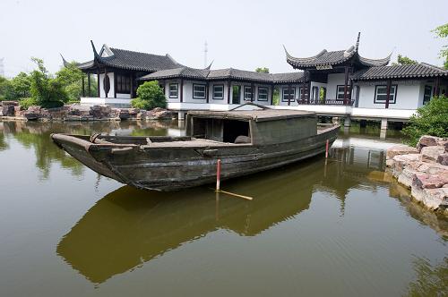 這是5月18日在江蘇江陰市徐霞客故里拍攝的當(dāng)年徐霞客出游船的仿制品。 5月19日是首個(gè)“中國旅游日”,這一天也是明朝大旅行家徐霞客著名的《徐霞客游記》開篇之日。在首個(gè)“中國旅游日”之際,記者來到江蘇江陰,探訪徐霞客故居。 新華社發(fā)(潘正光 攝)