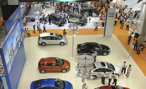 這是5月19日拍攝的第十四屆渝洽會(huì)品牌汽車展示區(qū)。 5月19日,第十四屆中國(guó)(重慶)國(guó)際投資暨全球采購(gòu)會(huì)(渝洽會(huì))在重慶南坪國(guó)際會(huì)展中心開幕。本次渝洽會(huì)有43個(gè)國(guó)家和地區(qū)的1000余家跨國(guó)公司參展,世界500強(qiáng)企業(yè)有100余家;參會(huì)政府代表團(tuán)45個(gè),國(guó)內(nèi)企業(yè)5700余家。 新華社發(fā)(鐘桂林 攝)