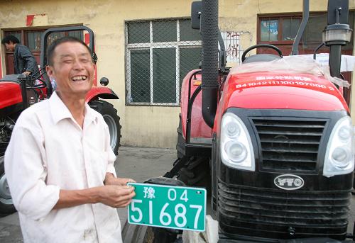 5月19日,河南省寶豐縣石橋鎮(zhèn)肖墳村農(nóng)民牛建立在農(nóng)機(jī)超市為新購買的補(bǔ)貼拖拉機(jī)上牌照。 河南省寶豐縣今年大力實施農(nóng)機(jī)補(bǔ)貼下鄉(xiāng)行動,對購機(jī)農(nóng)民實施“一站式”、“零距離”服務(wù),最大限度把方便帶給農(nóng)戶,全力支援“三夏”生產(chǎn)。 新華社發(fā)(王雙正 攝)
