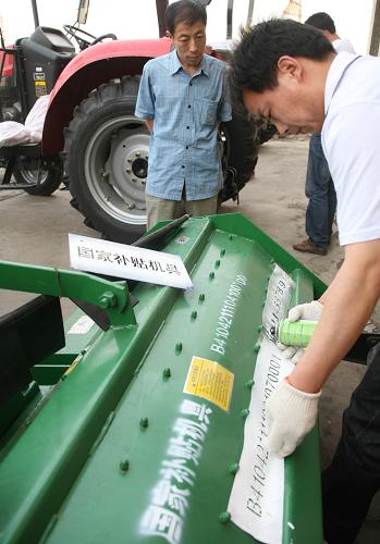 5月19日,河南省寶豐縣農(nóng)機(jī)監(jiān)理人員在農(nóng)機(jī)超市為補(bǔ)貼農(nóng)機(jī)噴涂編號標(biāo)志。 河南省寶豐縣今年大力實施農(nóng)機(jī)補(bǔ)貼下鄉(xiāng)行動,對購機(jī)農(nóng)民實施“一站式”、“零距離”服務(wù),最大限度把方便帶給農(nóng)戶,全力支援“三夏”生產(chǎn)。 新華社發(fā)(王雙正 攝)