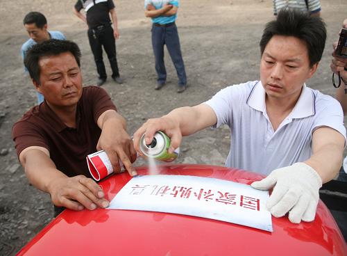 5月19日,河南省寶豐縣農(nóng)機(jī)監(jiān)理人員在農(nóng)機(jī)超市為補(bǔ)貼農(nóng)機(jī)噴涂標(biāo)志。 河南省寶豐縣今年大力實施農(nóng)機(jī)補(bǔ)貼下鄉(xiāng)行動,對購機(jī)農(nóng)民實施“一站式”、“零距離”服務(wù),最大限度把方便帶給農(nóng)戶,全力支援“三夏”生產(chǎn)。 新華社發(fā)(王雙正 攝)