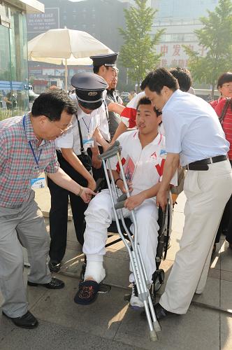 2011年全國(guó)高考拉開(kāi)帷幕 6月7日,在北京人大附中考點(diǎn),一位受傷的考生在大家的幫助下進(jìn)入考點(diǎn)。今年北京市有約7.6萬(wàn)名考生參加高考。 當(dāng)日是2011年全國(guó)高考第一天,共有約933萬(wàn)名考生報(bào)名參加考試。其中,應(yīng)屆普通高中畢業(yè)生報(bào)名人數(shù)與去年基本持平,往屆生報(bào)名較去年減幅15%。普通高校招生計(jì)劃675萬(wàn)名,平均錄取率約為72.3%。 新華社發(fā)(王振 攝)