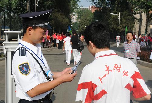 6月7日,在北京人大附中考點(diǎn),考生正在進(jìn)入考點(diǎn)。今年北京市有約7.6萬(wàn)名考生參加高考。 當(dāng)日是2011年全國(guó)高考第一天,共有約933萬(wàn)名考生報(bào)名參加考試。其中,應(yīng)屆普通高中畢業(yè)生報(bào)名人數(shù)與去年基本持平,往屆生報(bào)名較去年減幅15%。普通高校招生計(jì)劃675萬(wàn)名,平均錄取率約為72.3%。 新華社發(fā)(王振 攝)