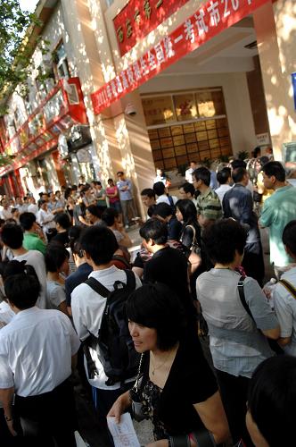 6月7日,老師和家長(zhǎng)們?cè)陉兾魑靼彩械诙袑W(xué)高考考點(diǎn)外送考生入場(chǎng)。 當(dāng)日是2011年全國(guó)高考第一天,共有約933萬(wàn)名考生報(bào)名參加考試。其中,應(yīng)屆普通高中畢業(yè)生報(bào)名人數(shù)與去年基本持平,往屆生報(bào)名較去年減幅15%。普通高校招生計(jì)劃675萬(wàn)名,平均錄取率約為72.3%。 新華社記者 李一博 攝