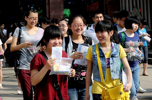 6月7日,在河南省鄭州市第十一中學(xué)參加高考的考生等待進(jìn)入考場(chǎng)。 當(dāng)日是2011年全國(guó)高考第一天,共有約933萬名考生報(bào)名參加考試。其中,應(yīng)屆普通高中畢業(yè)生報(bào)名人數(shù)與去年基本持平,往屆生報(bào)名較去年減幅15%。普通高校招生計(jì)劃675萬名,平均錄取率約為72.3%。 新華社記者 朱祥 攝