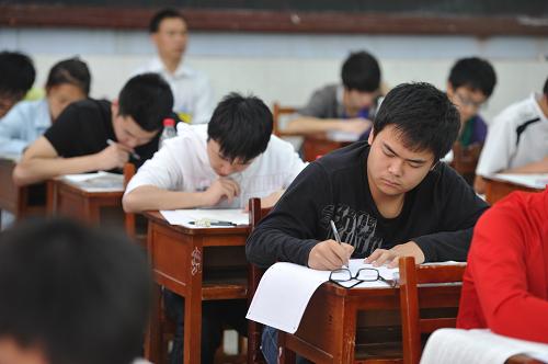 6月7日,在貴陽市第九中學(xué)考點,考生在答題。 當(dāng)日是2011年全國高考第一天,共有約933萬名考生報名參加考試。其中,應(yīng)屆普通高中畢業(yè)生報名人數(shù)與去年基本持平,往屆生報名較去年減幅15%。普通高校招生計劃675萬名,平均錄取率約為72.3%。 新華社記者 歐東衢 攝