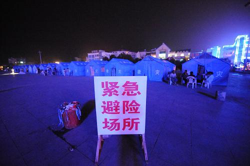 夜色中的望謨?yōu)拿癜仓命c(diǎn) 望謨縣廣場(chǎng)上災(zāi)民居住的帳篷(6月7日攝)。 洪澇災(zāi)害發(fā)生后,貴州省望謨縣“6·6”抗洪搶險(xiǎn)救災(zāi)指揮部在縣廣場(chǎng)上搭建了30余頂救災(zāi)帳篷,100多名家中房屋被洪水損毀的災(zāi)民被安置在帳篷內(nèi),望謨縣廣場(chǎng)也就成為該縣最大的災(zāi)民安置點(diǎn)。 新華社記者 劉續(xù) 攝