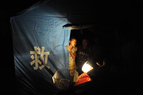 一個(gè)小女孩從帳篷內(nèi)探出頭來與人交談(6月7日攝)。 洪澇災(zāi)害發(fā)生后,貴州省望謨縣“6·6”抗洪搶險(xiǎn)救災(zāi)指揮部在縣廣場(chǎng)上搭建了30余頂救災(zāi)帳篷,100多名家中房屋被洪水損毀的災(zāi)民被安置在帳篷內(nèi),望謨縣廣場(chǎng)也就成為該縣最大的災(zāi)民安置點(diǎn)。 新華社記者 劉續(xù) 攝