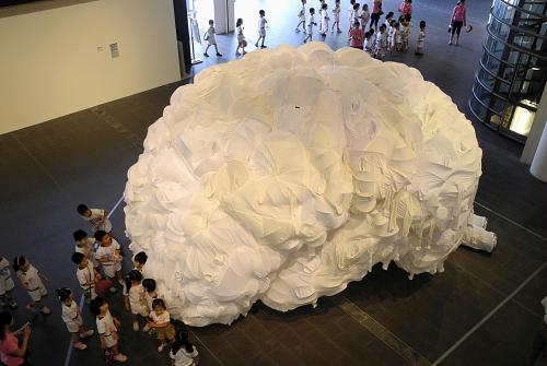 2011海峽兩岸當(dāng)代藝術(shù)展在臺中開幕 6月9日,觀眾在觀看大陸藝術(shù)家尹秀珍雕塑作品《迷幻腔》。 當(dāng)日,“復(fù)感·動觀——2011海峽兩岸當(dāng)代藝術(shù)展”在臺中市開幕。本屆藝術(shù)展以“復(fù)感·動觀”為主題,展出兩岸各12位當(dāng)代藝術(shù)家的65組(件)精彩作品。 新華社記者李明放攝