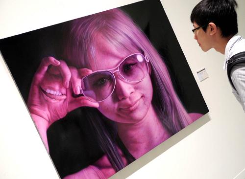 6月9日,觀眾在觀看臺灣藝術(shù)家羅展鵬的作品。 當(dāng)日,“復(fù)感·動觀——2011海峽兩岸當(dāng)代藝術(shù)展”在臺中市開幕。本屆藝術(shù)展以“復(fù)感·動觀”為主題,展出兩岸各12位當(dāng)代藝術(shù)家的65組(件)精彩作品。 新華社記者李明放攝