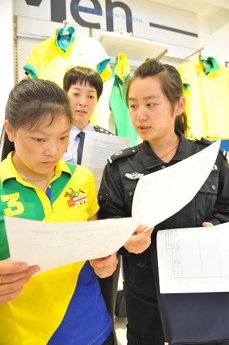 警務助理駐村入社區(qū)保百姓平安 在貴州省六盤水市鐘山區(qū)民湖社區(qū),警務助理付佳伶(右)在給一商鋪的店主介紹便民聯(lián)系登記表(6月9日攝)。 貴州省六盤水市公安局為實現(xiàn)“打擊犯罪更徹底、服務百姓更直接”的目標,在全國率先提出“警務助理”的理念并付諸于實踐,極大地緩解了因警力不足帶來的警務工作壓力。 從2010年10月開始,六盤水市由市、縣(區(qū))財政每年出資近6000萬元,新設立949個警務室,在全市復退軍人和大專院校畢業(yè)生中招聘了1967名警務助理,這些警務助理在正式民警的帶領下開展治安巡防和基層警務工作,取得顯著成效,確保了一方平安。 據了解,“警務助理”模式正式推行以來,全市特巡警務助理和駐村警務助理在正式民警的帶領下,共協(xié)助抓獲各類違法犯罪嫌疑人2700余人,查(破)獲各類治安、刑事案件近千起,市民滿意度大幅提高,各類治安、刑事案件同比下降23%。 新華社記者 楊楹 攝