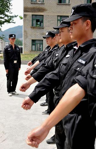 在貴州省六盤水市鐘山區(qū)公安局特巡警大隊,多名警務助理在接受隊列輪訓(6月9日攝)。 貴州省六盤水市公安局為實現(xiàn)“打擊犯罪更徹底、服務百姓更直接”的目標,在全國率先提出“警務助理”的理念并付諸于實踐,極大地緩解了因警力不足帶來的警務工作壓力。 從2010年10月開始,六盤水市由市、縣(區(qū))財政每年出資近6000萬元,新設立949個警務室,在全市復退軍人和大專院校畢業(yè)生中招聘了1967名警務助理,這些警務助理在正式民警的帶領下開展治安巡防和基層警務工作,取得顯著成效,確保了一方平安。 據了解,“警務助理”模式正式推行以來,全市特巡警務助理和駐村警務助理在正式民警的帶領下,共協(xié)助抓獲各類違法犯罪嫌疑人2700余人,查(破)獲各類治安、刑事案件近千起,市民滿意度大幅提高,各類治安、刑事案件同比下降23%。 新華社記者 楊楹 攝