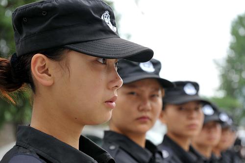 在貴州省六盤水市鐘山區(qū)公安局特巡警大隊,多名女警務助理在接受隊列輪訓(6月9日攝)。 貴州省六盤水市公安局為實現(xiàn)“打擊犯罪更徹底、服務百姓更直接”的目標,在全國率先提出“警務助理”的理念并付諸于實踐,極大地緩解了因警力不足帶來的警務工作壓力。 從2010年10月開始,六盤水市由市、縣(區(qū))財政每年出資近6000萬元,新設立949個警務室,在全市復退軍人和大專院校畢業(yè)生中招聘了1967名警務助理,這些警務助理在正式民警的帶領下開展治安巡防和基層警務工作,取得顯著成效,確保了一方平安。 據了解,“警務助理”模式正式推行以來,全市特巡警務助理和駐村警務助理在正式民警的帶領下,共協(xié)助抓獲各類違法犯罪嫌疑人2700余人,查(破)獲各類治安、刑事案件近千起,市民滿意度大幅提高,各類治安、刑事案件同比下降23%。 新華社記者 楊楹 攝